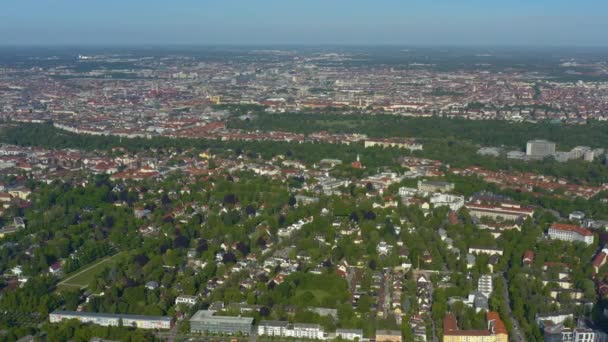 Vista Aérea Edificios Con Árboles Verdes Carreteras — Vídeo de stock