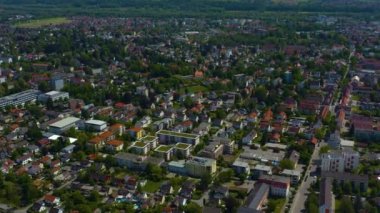 Yeşil ağaçlı ve yollu binaların havadan görünüşü