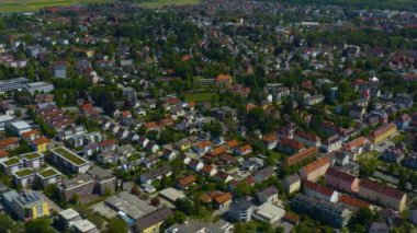 Yeşil ağaçlı ve yollu binaların havadan görünüşü