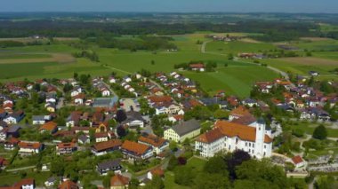 Yeşil ağaçlı ve yollu binaların havadan görünüşü