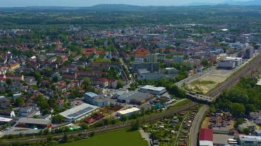 Yeşil ağaçlı ve yollu binaların havadan görünüşü