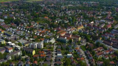 Yeşil ağaçlı ve yollu binaların havadan görünüşü