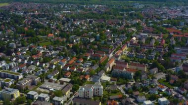 Yeşil ağaçlı ve yollu binaların havadan görünüşü