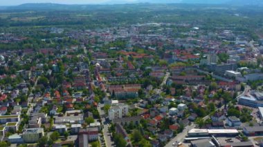 Yeşil ağaçlı ve yollu binaların havadan görünüşü