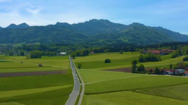 Yeşil ağaçlı ve yollu binaların havadan görünüşü