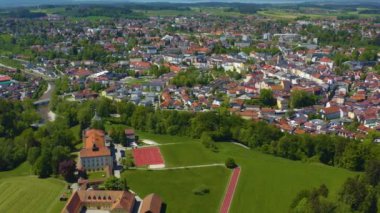 Yeşil ağaçlı ve yollu binaların havadan görünüşü