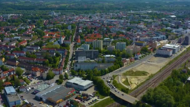 Luchtfoto Van Gebouwen Met Groene Bomen Wegen — Stockvideo