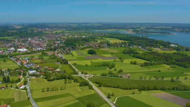Luchtfoto Van Gebouwen Met Groene Bomen Wegen — Stockvideo
