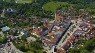 Yeşil ağaçlı ve yollu binaların havadan görünüşü