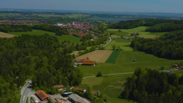 Vue Aérienne Des Bâtiments Avec Des Arbres Verts Des Routes — Video