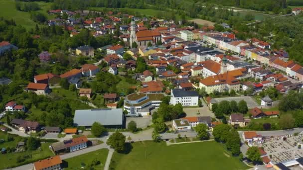 Luftaufnahme Von Gebäuden Mit Grünen Bäumen Und Straßen — Stockvideo