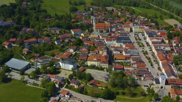 Letecký Pohled Budovy Zelenými Stromy Silnicemi — Stock video