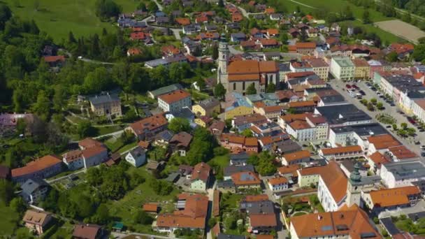 Vue Aérienne Des Bâtiments Avec Des Arbres Verts Des Routes — Video