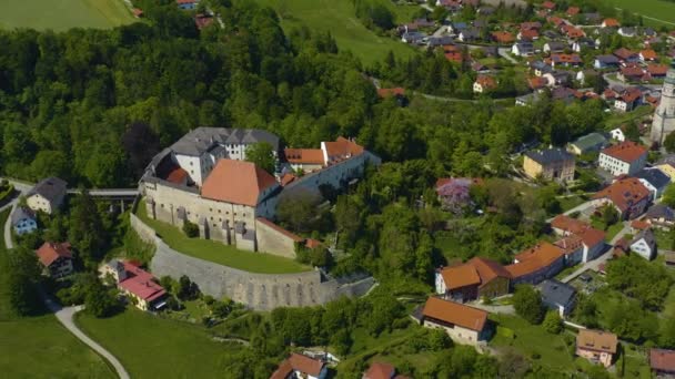 Flygfoto Byggnader Med Gröna Träd Och Vägar — Stockvideo