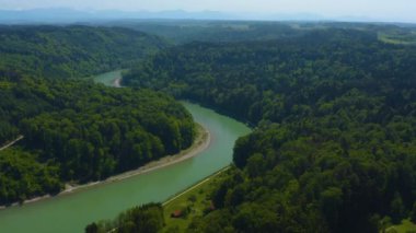 Yeşil ağaçlı ve yollu binaların havadan görünüşü