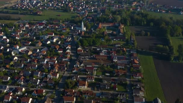 Vista Aérea Edificios Con Árboles Verdes Carreteras — Vídeos de Stock