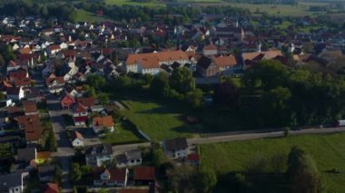 Yeşil ağaçlı ve yollu binaların havadan görünüşü