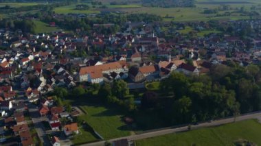 Yeşil ağaçlı ve yollu binaların havadan görünüşü