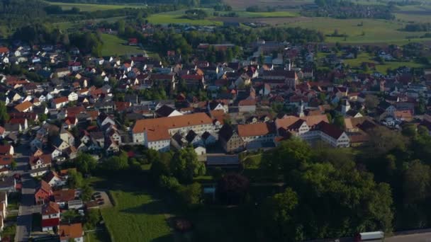 Letecký Pohled Budovy Zelenými Stromy Silnicemi — Stock video