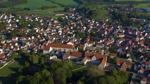 Vista Aérea Edifícios Com Árvores Verdes Estradas — Vídeo de Stock