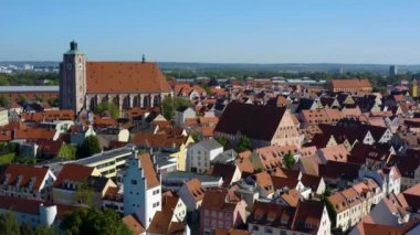 Yeşil ağaçlı ve yollu binaların havadan görünüşü