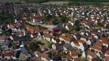 Yeşil ağaçlı ve yollu binaların havadan görünüşü