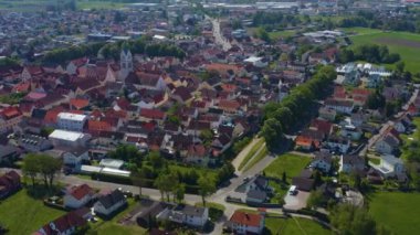 Yeşil ağaçlı ve yollu binaların havadan görünüşü