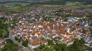 Yeşil ağaçlı ve yollu binaların havadan görünüşü