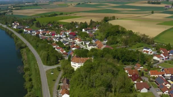 Luftaufnahme Von Gebäuden Mit Grünen Bäumen Und Straßen — Stockvideo