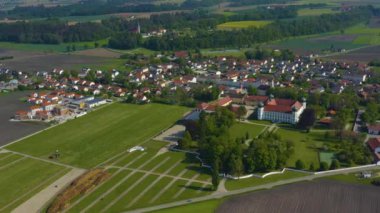 Yeşil ağaçlı ve yollu binaların havadan görünüşü