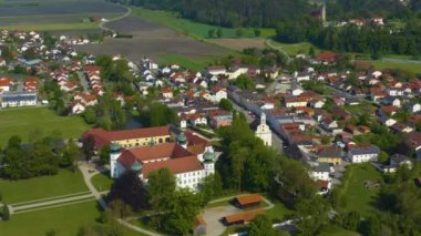 Yeşil ağaçlı ve yollu binaların havadan görünüşü