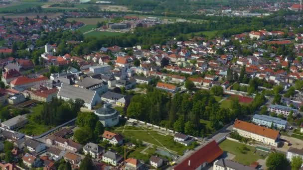 Vue Aérienne Des Bâtiments Avec Des Arbres Verts Des Routes — Video