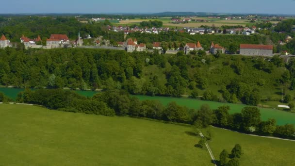 Letecký Pohled Budovy Zelenými Stromy Silnicemi — Stock video