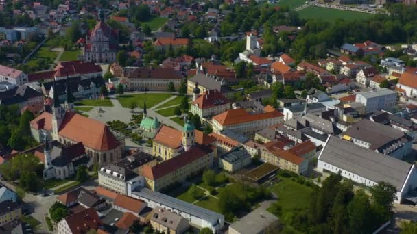 Flygfoto Byggnader Med Gröna Träd Och Vägar — Stockvideo