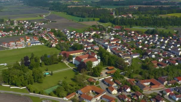 Flygfoto Byggnader Med Gröna Träd Och Vägar — Stockvideo