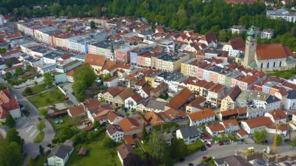 Luftaufnahme Von Gebäuden Mit Grünen Bäumen Und Straßen — Stockvideo