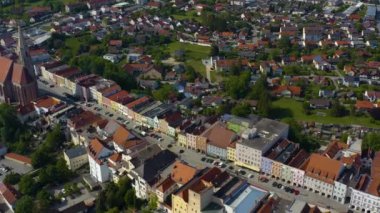 Yeşil ağaçlı ve yollu binaların havadan görünüşü