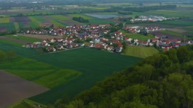 Yeşil ağaçlı ve yollu binaların havadan görünüşü