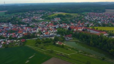 Yeşil ağaçlı ve yollu binaların havadan görünüşü