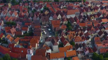 Yeşil ağaçlı ve yollu binaların havadan görünüşü