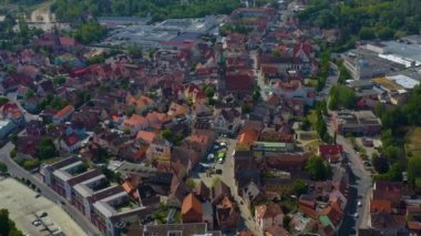 Yeşil ağaçlı ve yollu binaların havadan görünüşü