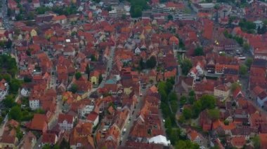 Yeşil ağaçlı ve yollu binaların havadan görünüşü