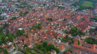 Yeşil ağaçlı ve yollu binaların havadan görünüşü