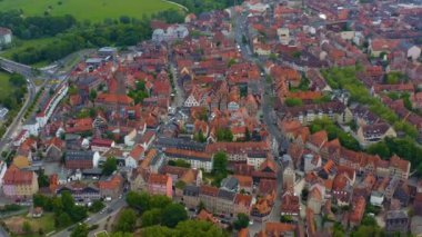 Yeşil ağaçlı ve yollu binaların havadan görünüşü