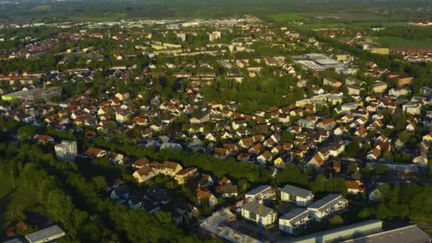 Luchtfoto Van Gebouwen Met Groene Bomen Wegen — Stockvideo