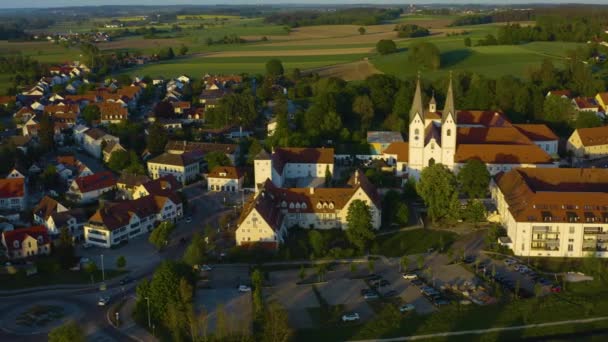 Luftaufnahme Von Gebäuden Mit Grünen Bäumen Und Straßen — Stockvideo