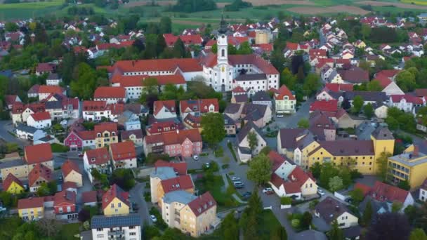 Flygfoto Byggnader Med Gröna Träd Och Vägar — Stockvideo