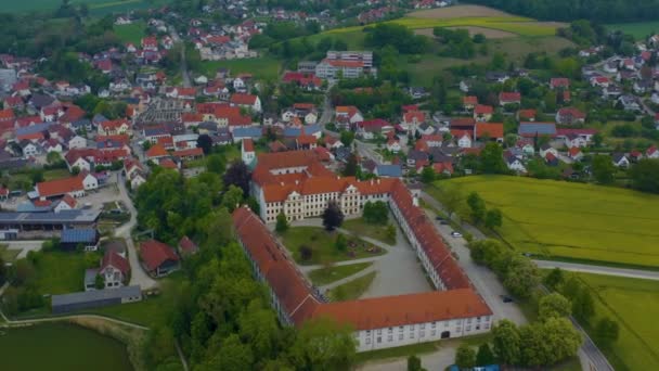 Vue Aérienne Des Bâtiments Avec Des Arbres Verts Des Routes — Video