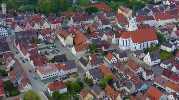 Vista Aérea Edifícios Com Árvores Verdes Estradas — Vídeo de Stock