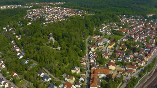 Vista Aérea Edificios Con Árboles Verdes Carreteras — Vídeos de Stock